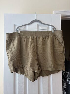 Old Navy Women's Olive/Tan Elastic Waist Casual Shorts